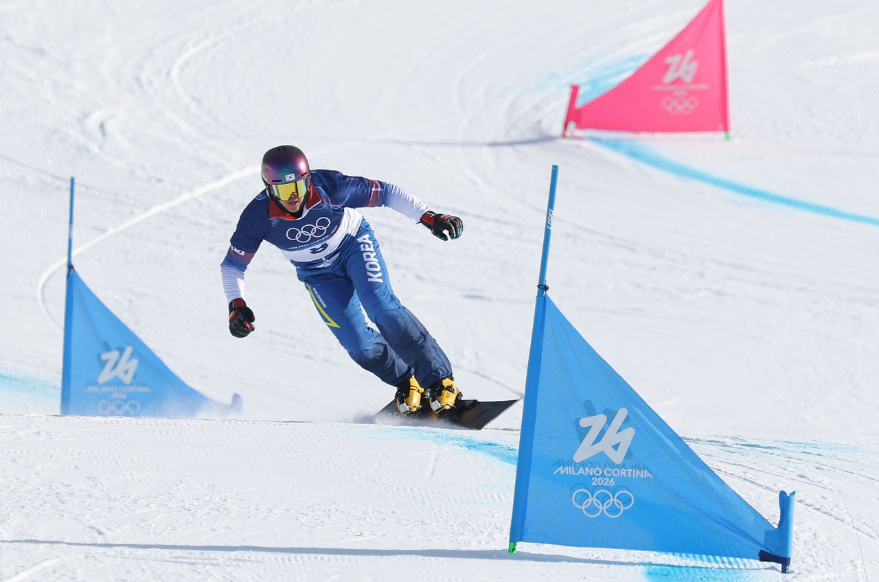 South Korean snowboarder Kim Sang-kyum competes in the men's parallel giant slalom event at the 2026 Milan Cortina Winter Olympics on Sunday. (Yonhap)