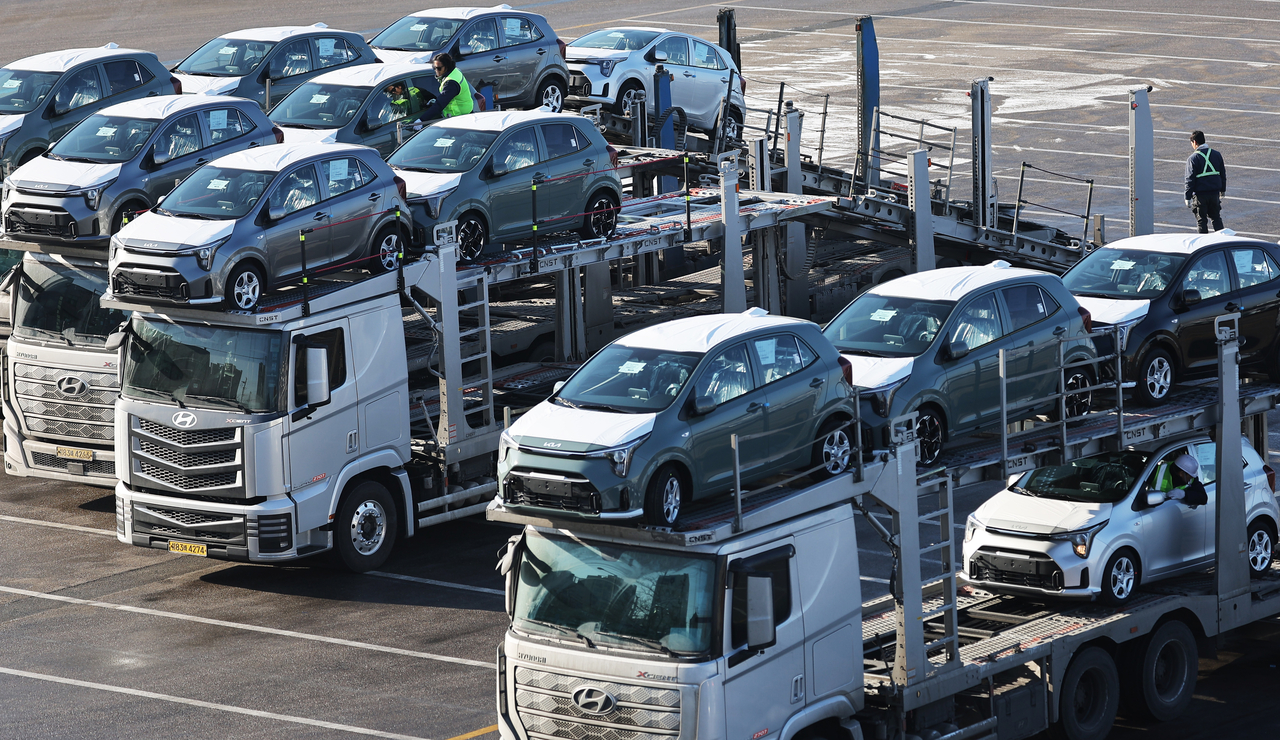 Vehicles wait to be shipped in Pyeongtaek port in Pyeongtaek, Gyeonggi Province, on Jan. 27. (Yonhap)