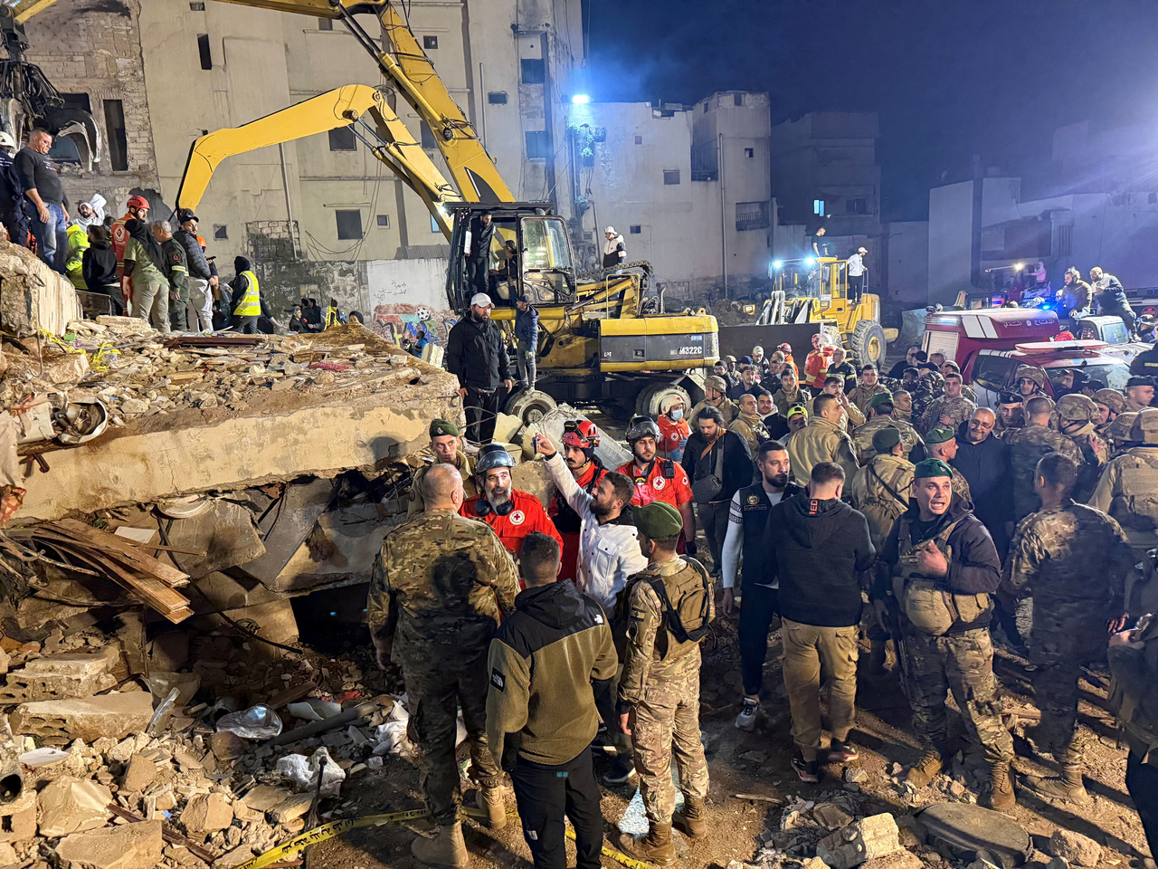 Rescue teams search for survivors after a building collapsed in Tripoli, Lebanon, Sunday. (Reuters-Yonhap)