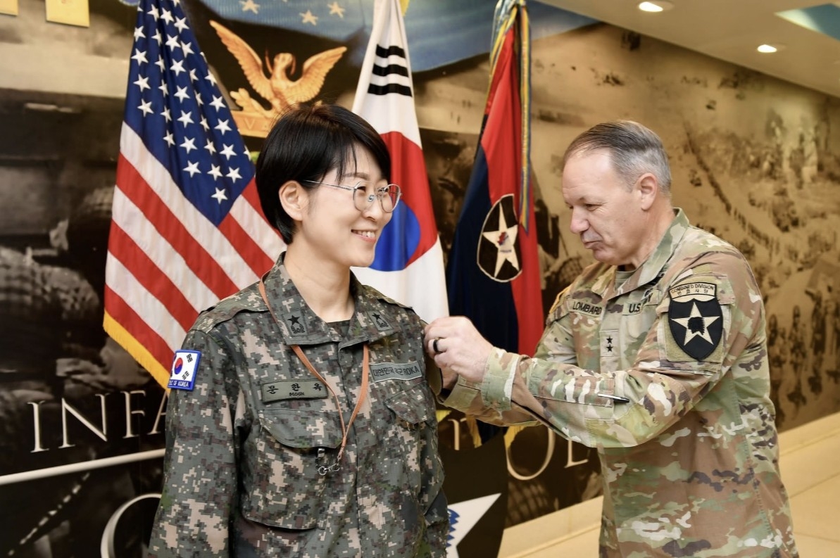 US Army Maj. Gen. Charles Lombardo, commander of the Korea-US Combined Division, attaches a unit patch to Brig. Gen. Moon Han-ok, the division's deputy commander, on Sunday. (US Forces Korea)