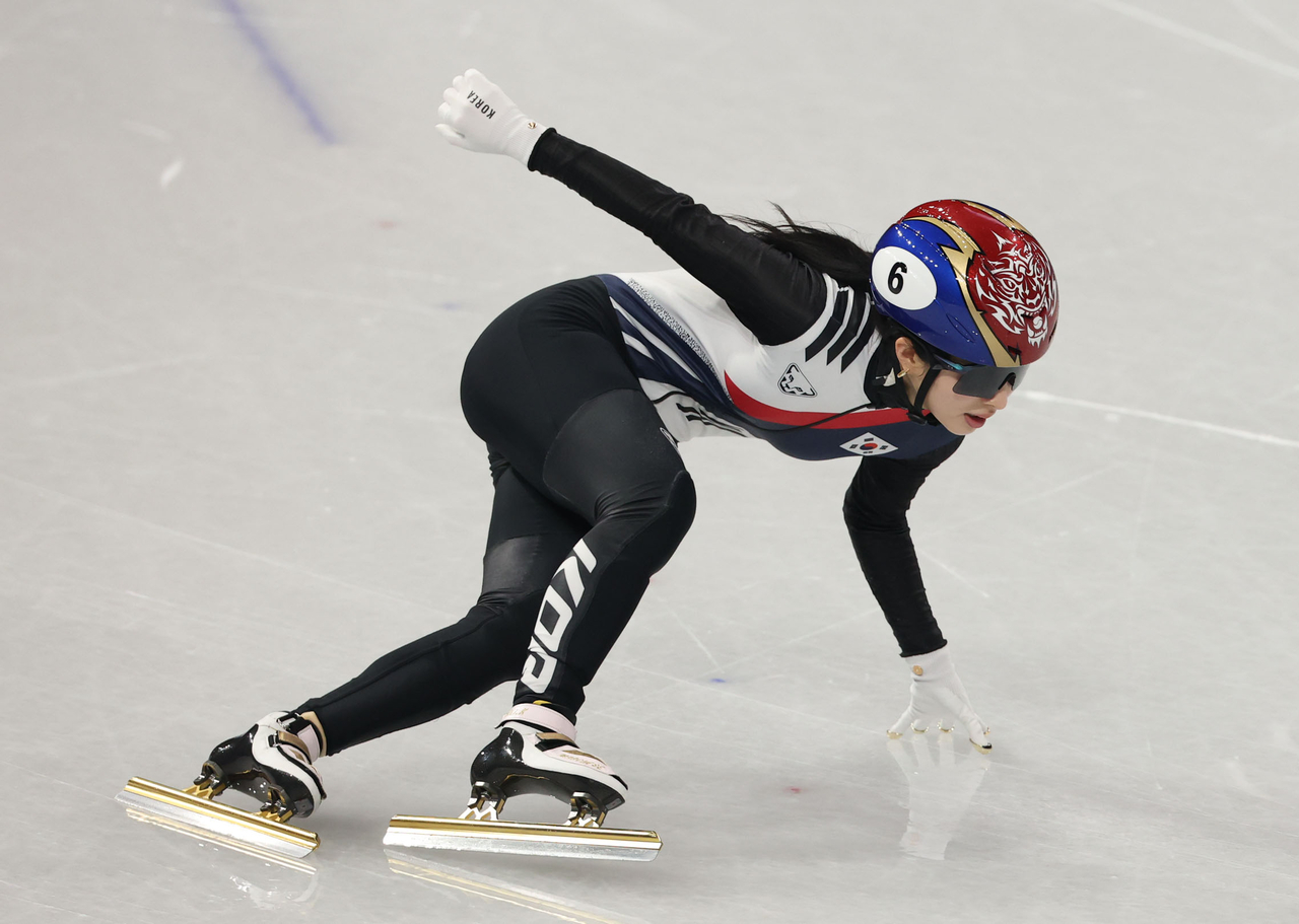 Kim Gil-li of South Korea skates during the heats for the women's 500-meter short track speed skating race at the Winter Olympics at Milano Ice Skating Arena in Milan on Tuesday. (Yonhap)