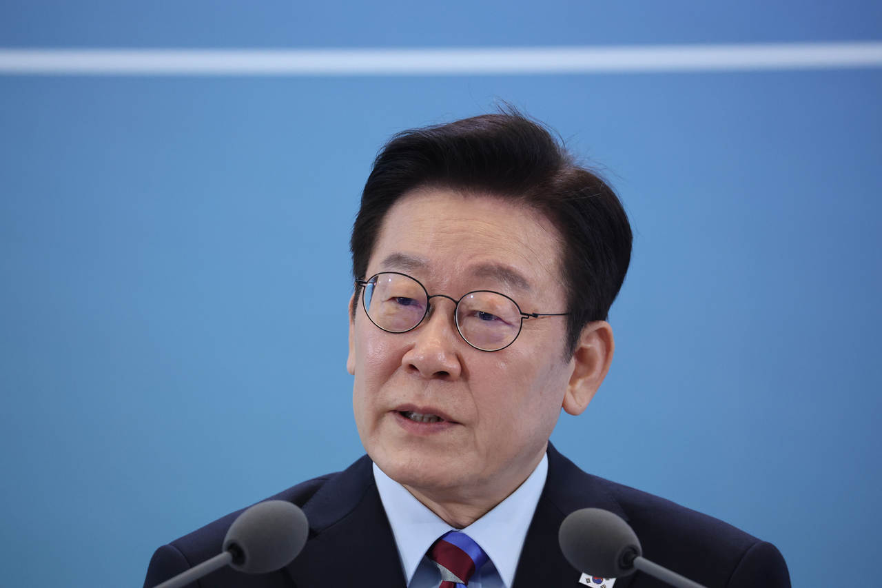 President Lee Jae Myung speaks during a town hall meeting in Changwon, South Gyeongsang Province, on Friday. (Yonhap)