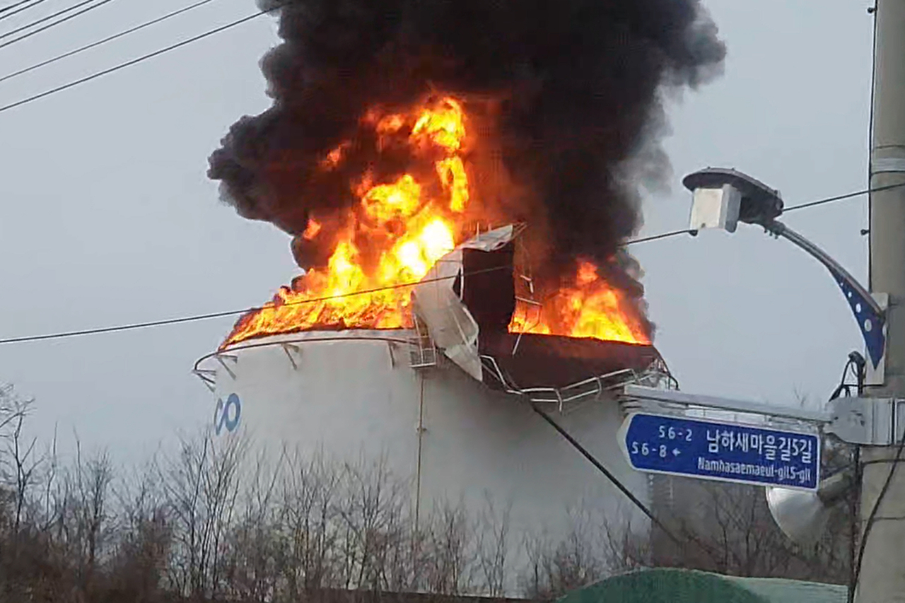 Flames rise from an outdoor oil storage cover at the Yeongnam branch of the Daehan Oil Pipeline Corp., Gyeongsan, North Gyeongsang Province, on Tuesday. (Yonhap)