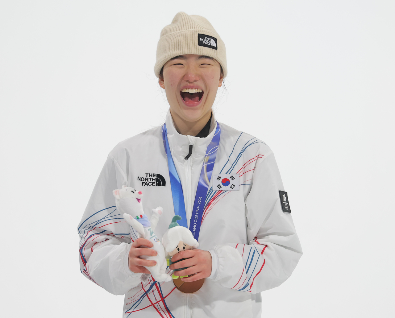 Yu Seung-eun of South Korea smiles on the podium after winning the bronze medal in the women's big air snowboard event at the Winter Olympics at Livigno Snow Park in Livigno, Italy, on  Monday. (Yonhap)
