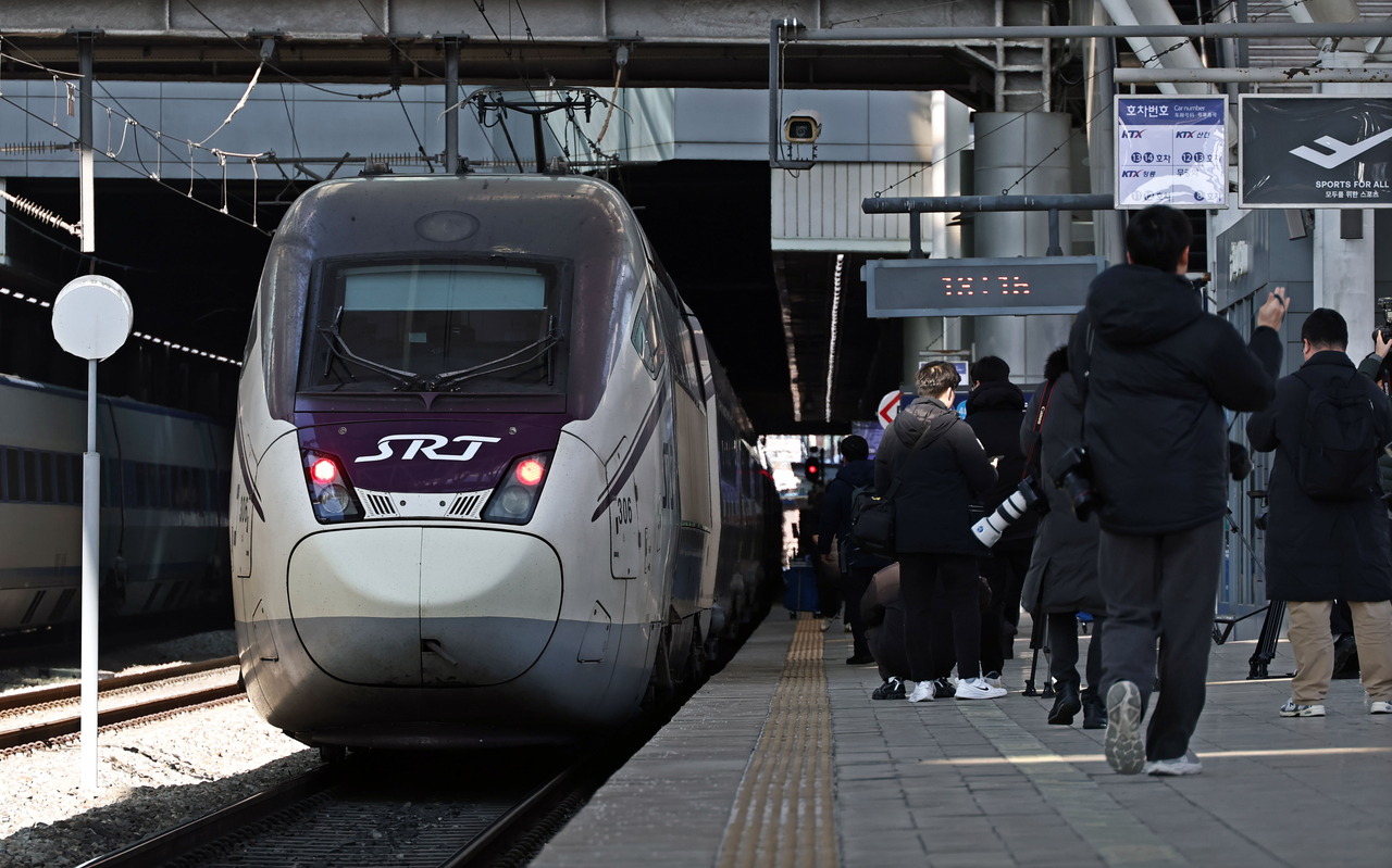 An SRT train arrives at Seoul Station on Feb. 3. (Yonhap)