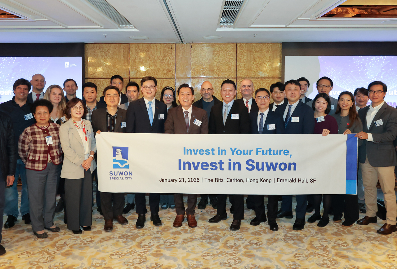Suwon Mayor Lee Jae-joon (front, fifth from the left) poses with Hong Kong entrepreneurs after holding an investment promotion event for Hong Kong-based companies at the Ritz-Carlton Hong Kong, on Jan. 21. (Suwon Special City)