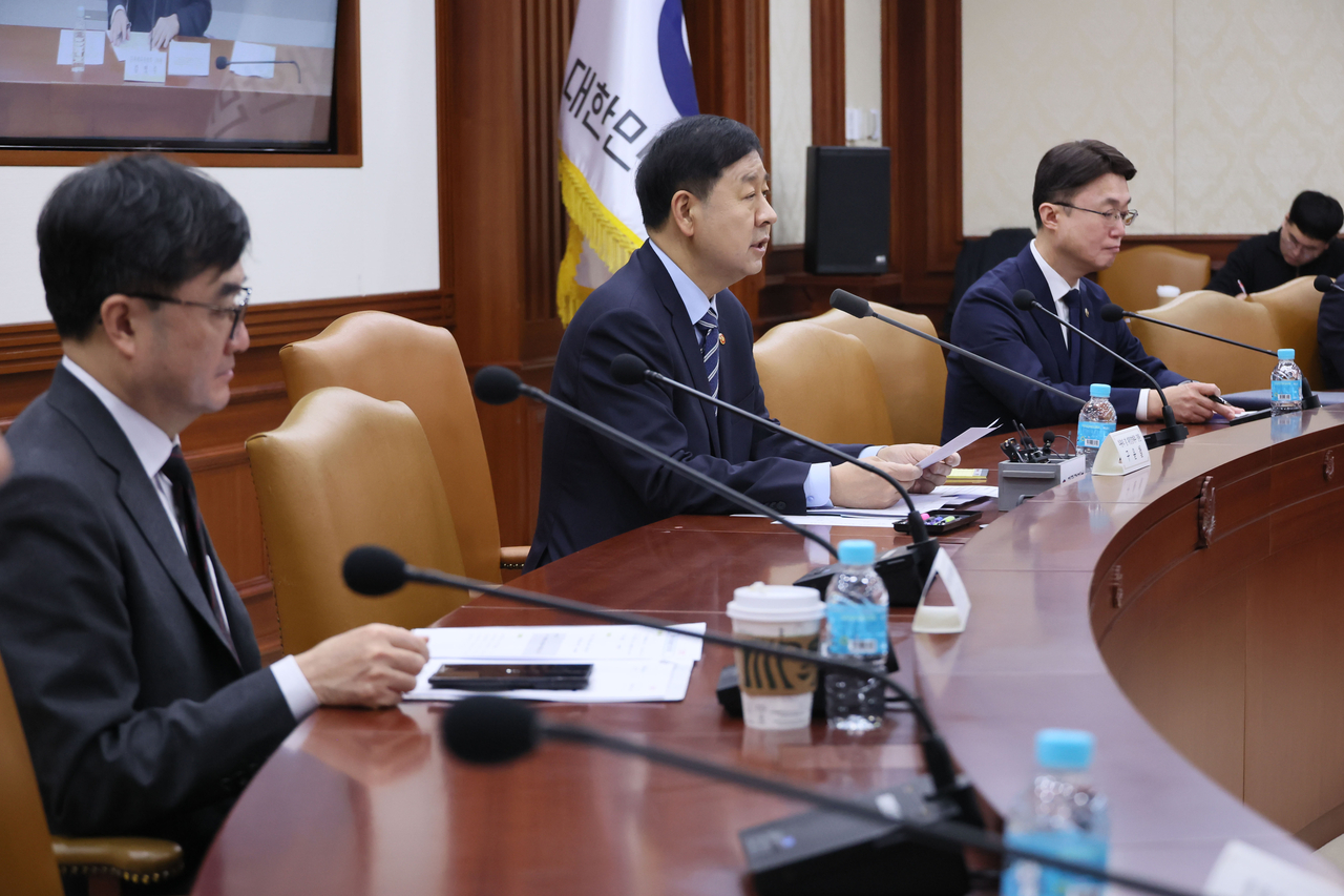Finance Minister Koo Yun-cheol (center) presides over an economy-related ministers' meeting at the government complex in Seoul on Tuesday. (Yonhap)