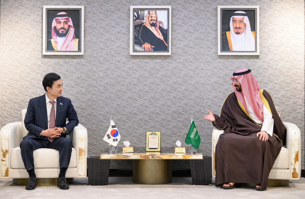 Defense Minister Ahn Gyu-back (left) holds talks with Abdullah bin Bandar Al Saud, Saudi minister of the national guard, in Riyadh on Monday. (Ministry of National Defense via Yonhap)