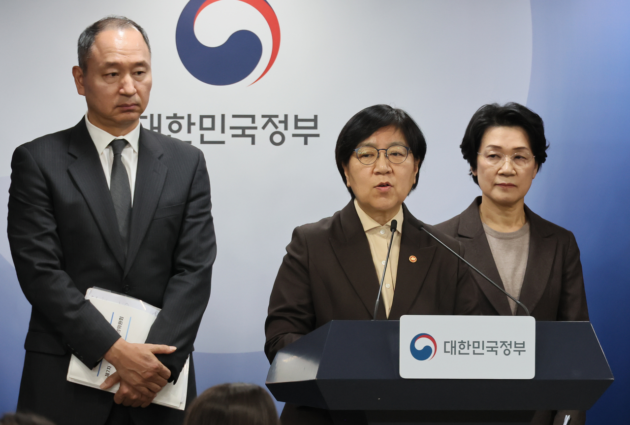 Minister of Health and Welfare Jung Eun-kyung (center) on Tuesday announces the government's plan to expand medical school quotas at the Seoul Government Complex in Jongno-gu, Seoul. (Yonhap)