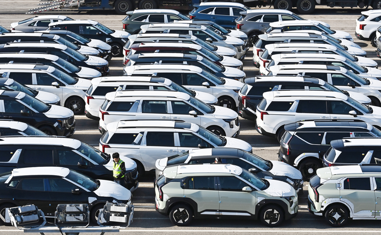 Vehicles are parked at the automobile terminal at Pyeongtaek Port in Gyeonggi Province. (Newsis)