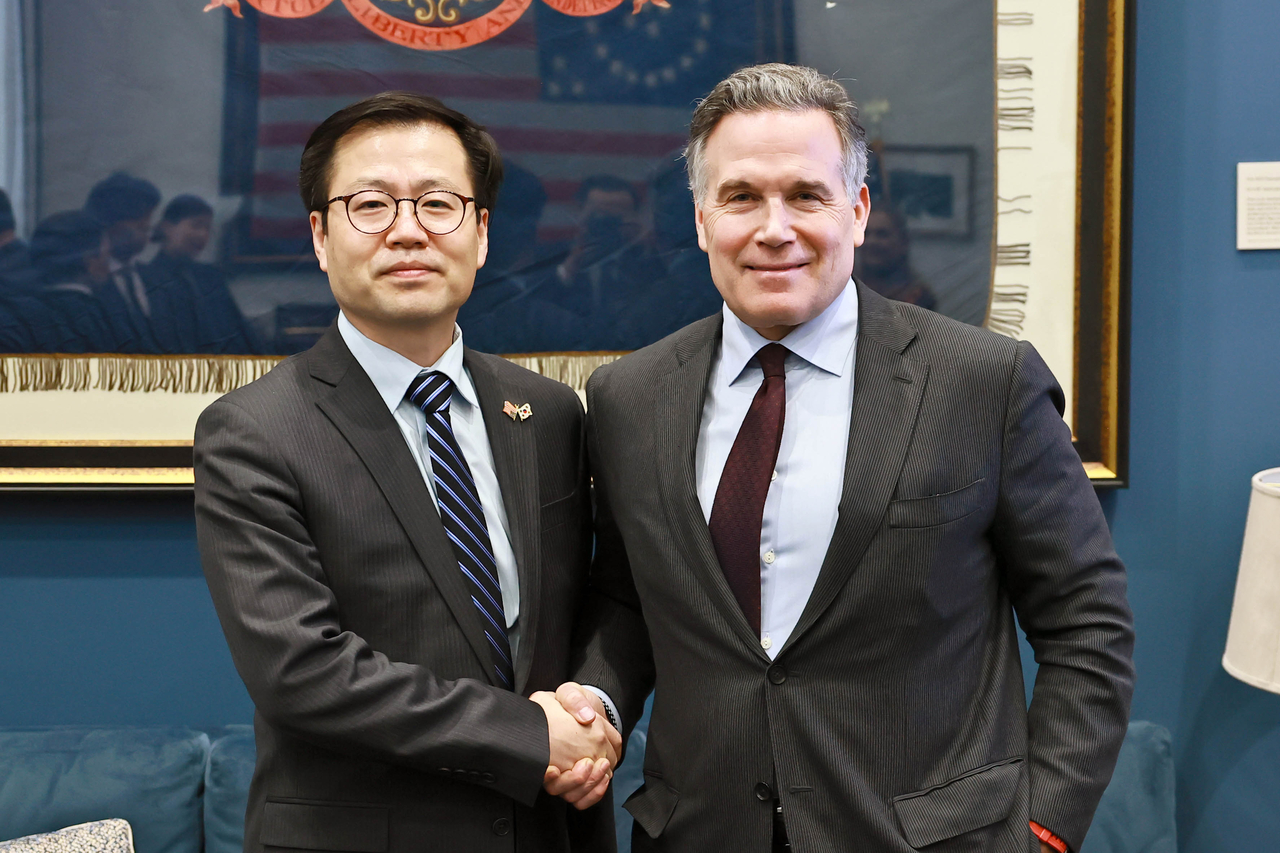 South Korea's Trade Minister Yeo Han-koo (left) poses for a photo with US Senator Dave McCormick during their meeting in Washington, D.C., on Wednesday. (Ministry of Trade, Industry and Energy)