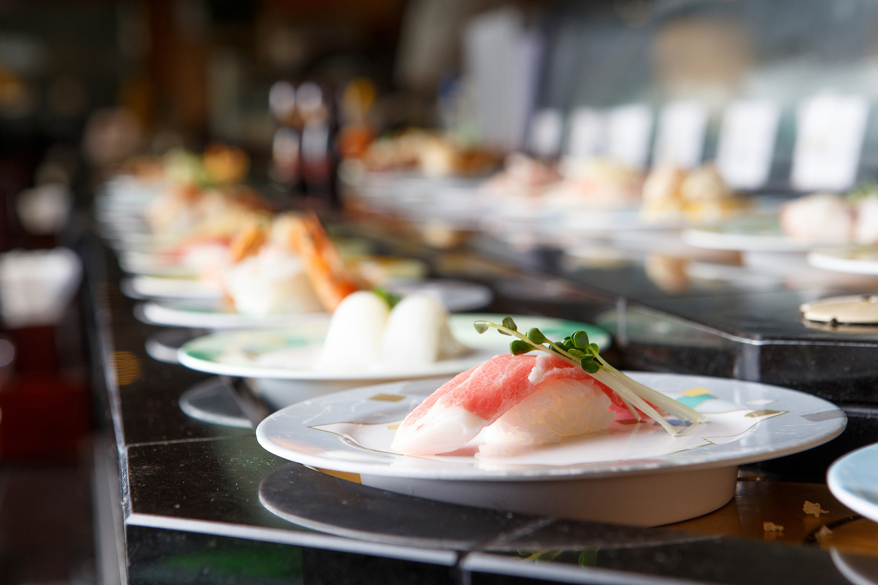 Photo of conveyor-belt sushi. (123RF)