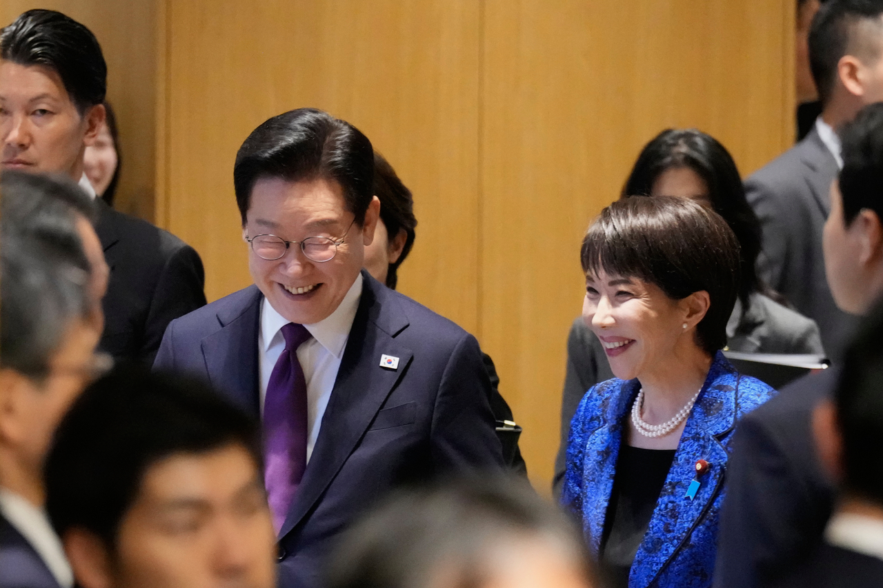 Japanese Prime Minister Sanae Takaichi (right) and South Korean President Lee Jae Myung arrive at their joint news conference after their talk in Nara, western Japan, on  Jan. 13. (Pool Photo via AP)