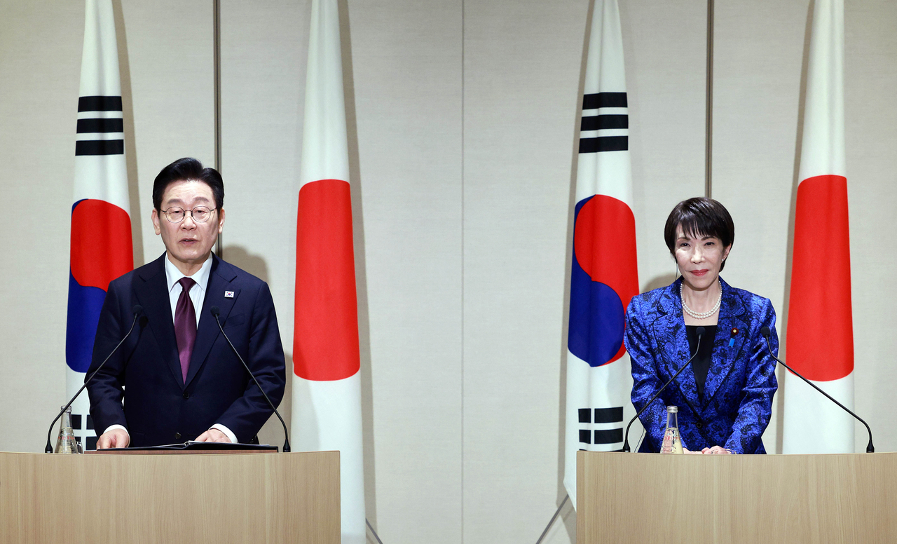 President Lee Jae Myung (left) speaks during a joint press announcement with Japanese Prime Minister Sanae Takaichi following their summit talks in Nara, Japan, on Jan. 13. (Yonhap)