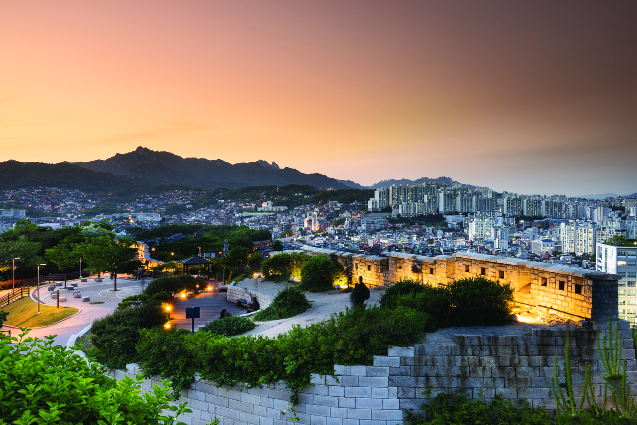 An aerial view of Hanyangdoseong, of Seoul City Wall Trial, the background spot for K-pop Demon Hunters (Jongno-gu Office)