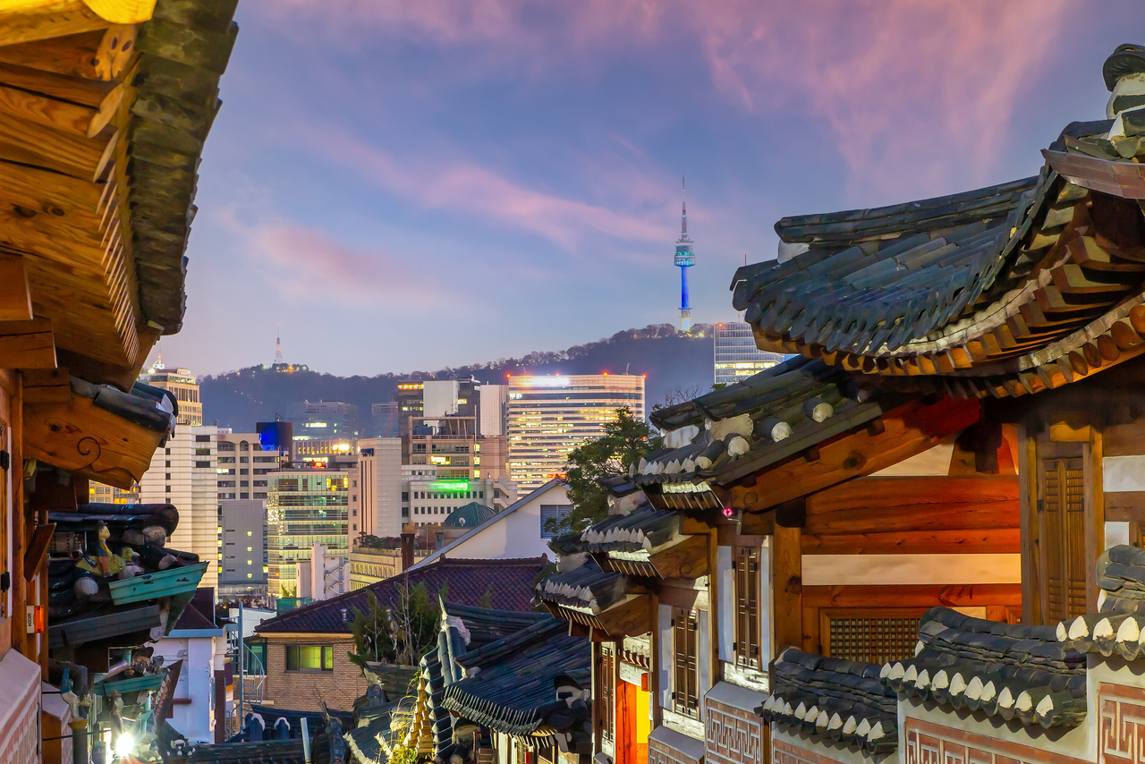 Bukchon Hanok Village in Seoul at sunrise (Getty Image)