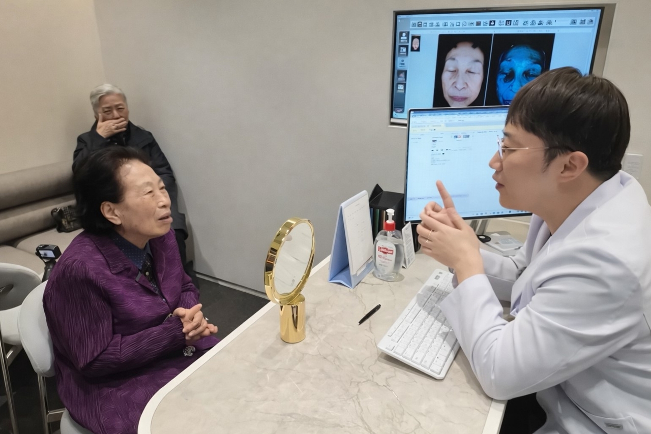 Actor Jeon Won-ju, 87,  receives a skin care consultation at a plastic surgery clinic. (Jeon's YouTube channel)