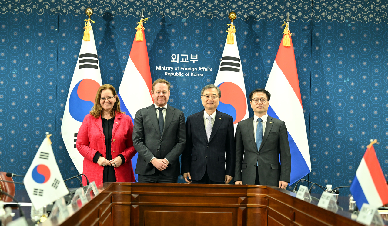 From left: Dutch Minister for Foreign Trade and Development Aukje de Vries, Dutch Foreign Minister David van Weel, Foreign Minister Cho Hyun and Trade Minister Yeo Han-koo pose for a photo at the Foreign Ministry in Seoul on Wednesday. (Joint Press Corps)
