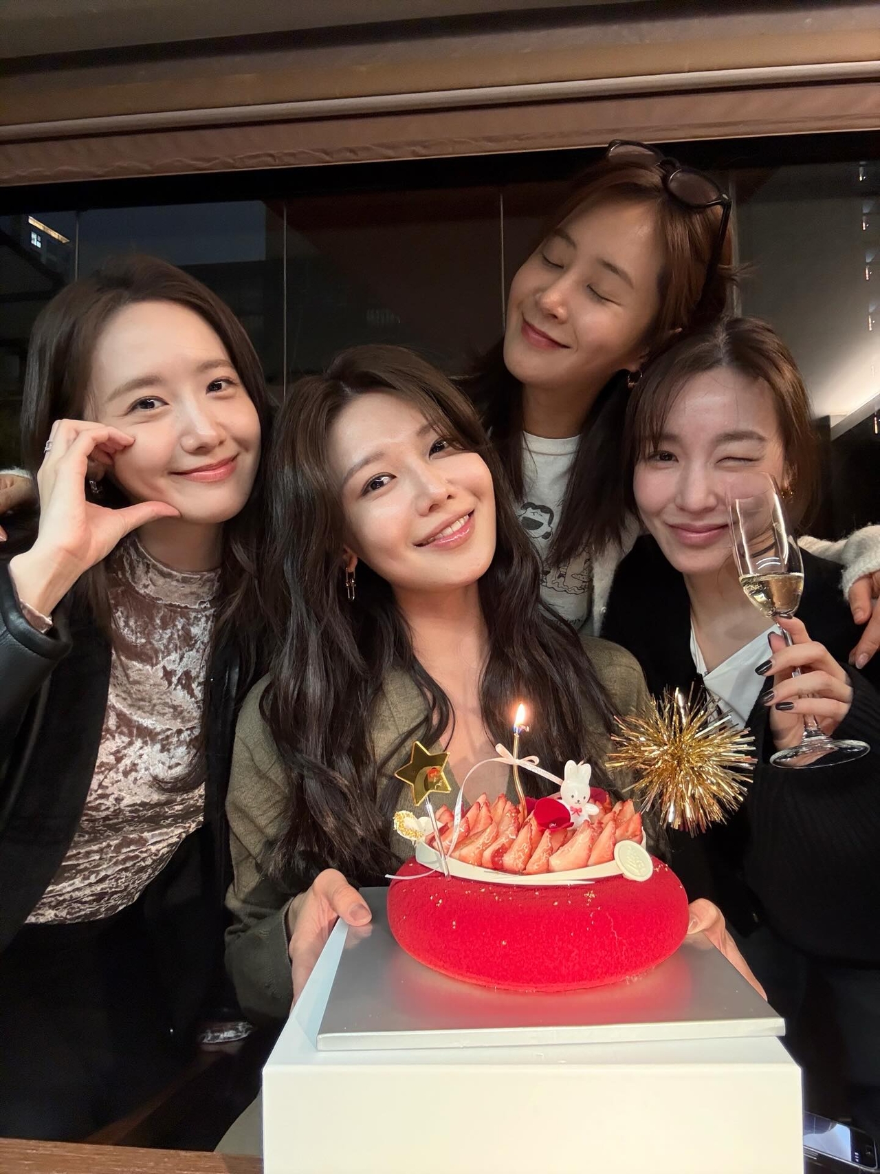 소녀시대, 최수영 생일 축하 위해 모였다..영원히 소녀시대 - 헤럴드뮤즈 (Herald Muse)