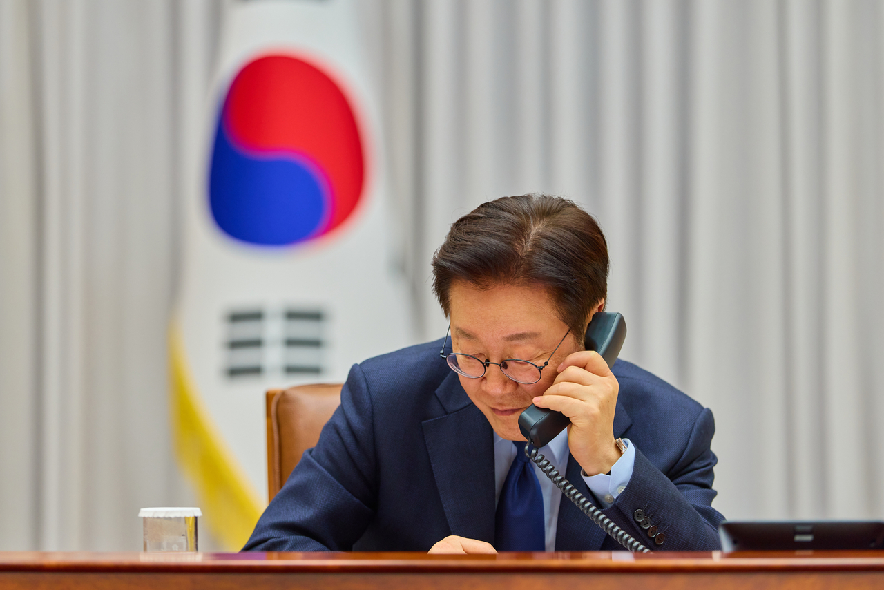 President Lee Jae Myung speaks by phone with NATO Secretary General Mark Rutte at his office in Cheong Wa Dae on Tuesday. (Yonhap)