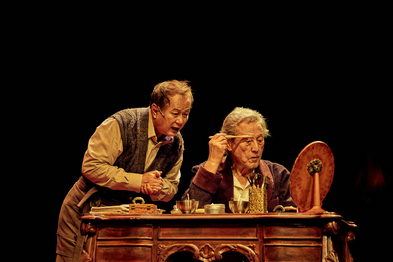 Park Geun-hyung (right) in "The Dresser" (Nine Story)