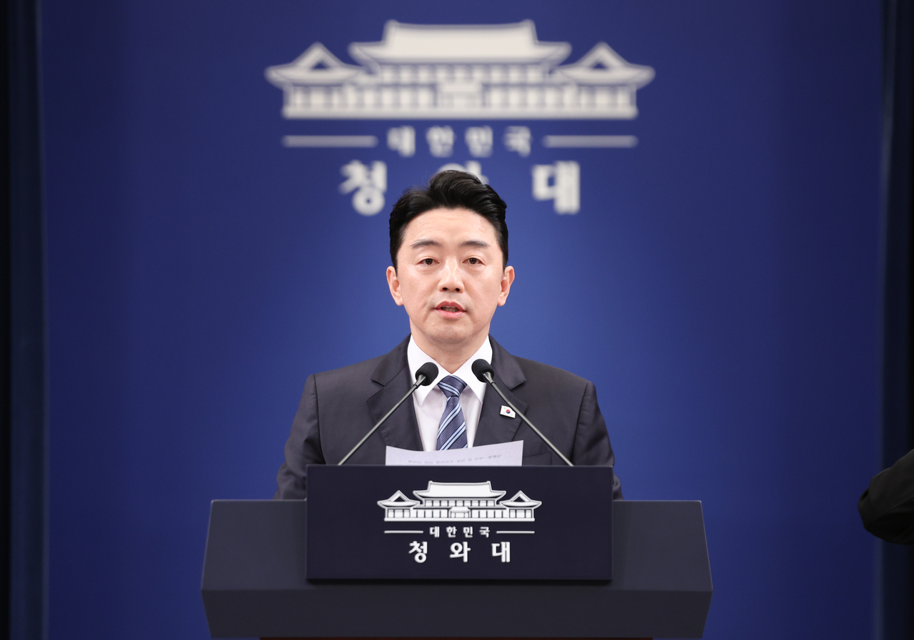 Chief of staff Kang Hoon-sik on Wednesday announces President Lee Jae Myung’s luncheon meeting with Rep. Jung Chung-rae, leader of the ruling Democratic Party of Korea, and Rep. Jang Dong-hyeok, leader of the main opposition People Power Party, at Cheong Wa Dae on Thursday. (Yonhap)