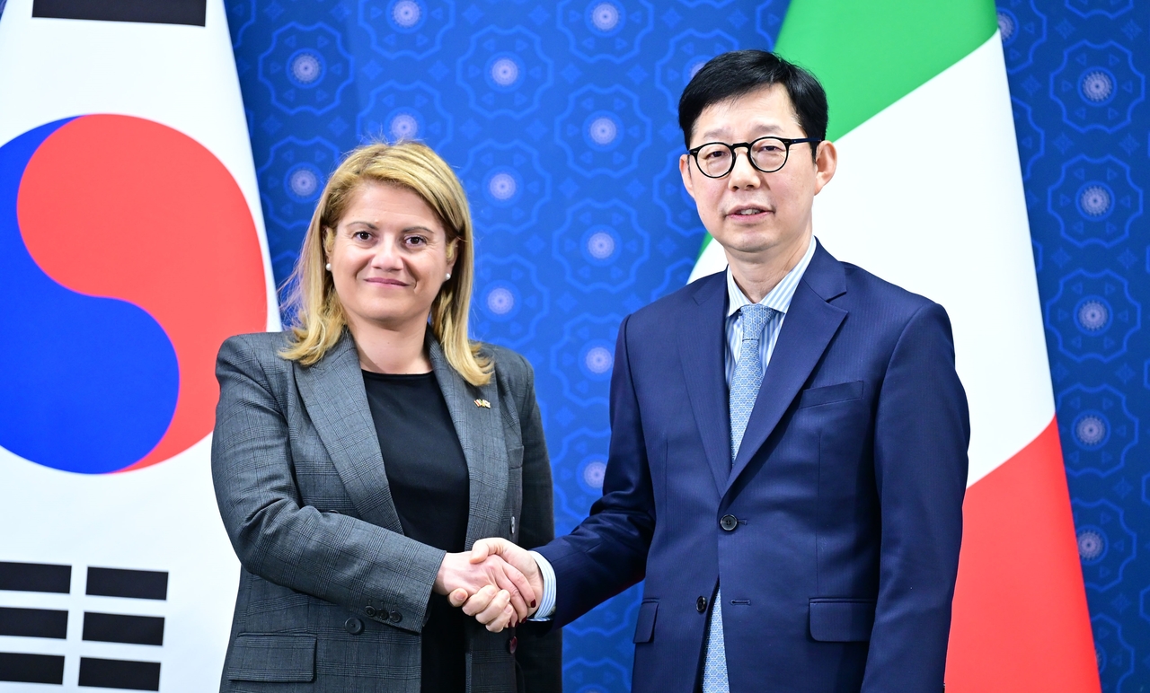 South Korea’s First Vice Foreign Minister Park Yoon-joo (left) and Italy’s Undersecretary of State for Foreign Affairs Maria Tripodi hold the second Korea–Italy Strategic Dialogue at the Foreign Ministry headquarters in Seoul on Wednesday. (Yonhap)
