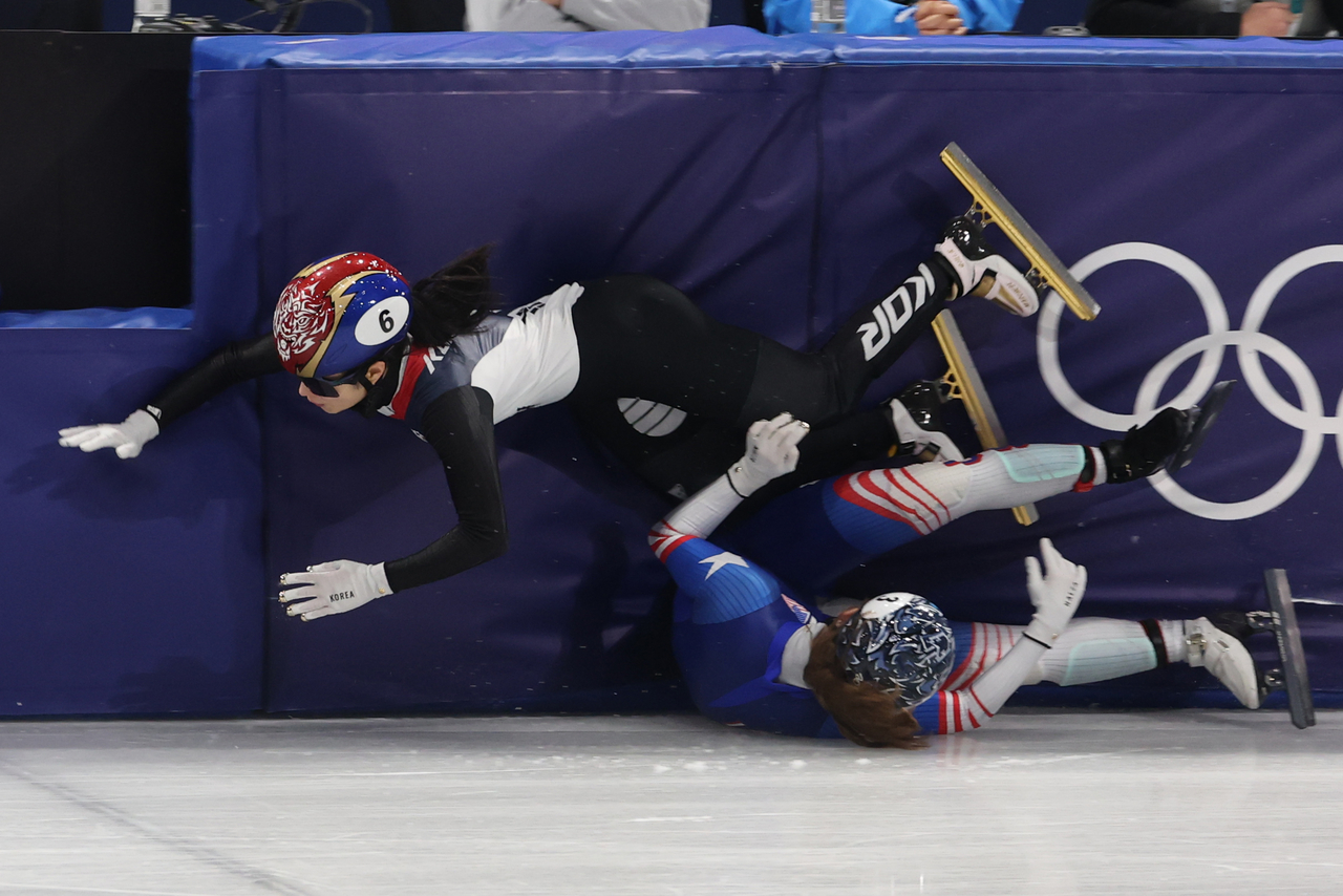 Kim Gil-li of South Korea (top) is tripped up by Corinne Stoddard of the United States during the semifinals of the mixed team relay in short track speed skating at the Winter Olympics at Milano Ice Skating Arena in Milan on Tuesday. (Yonhap)