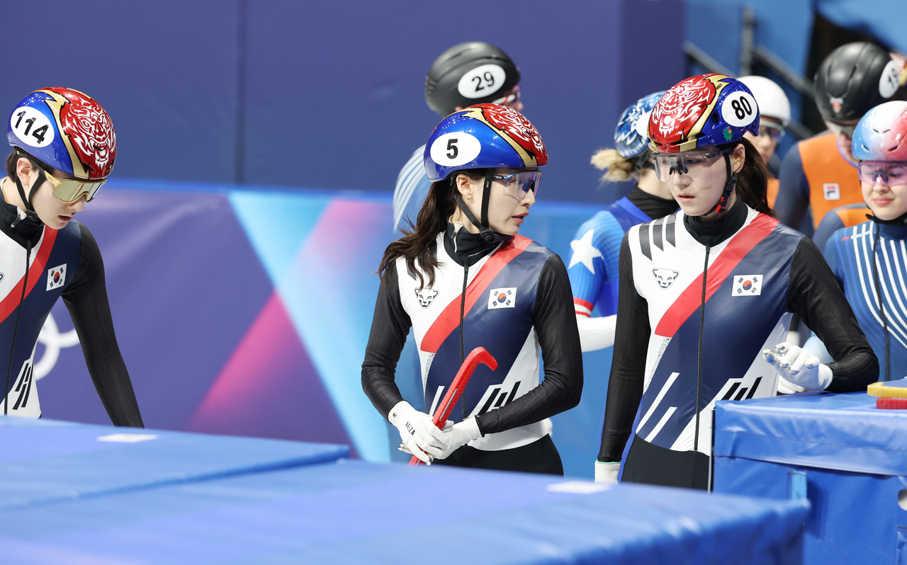 Members of the South Korean mixed relay short track speed skating team react after competing in the B final at the Winter Olympics at Milano Ice Skating Arena in Milan on Feb. 10. (Yonhap)