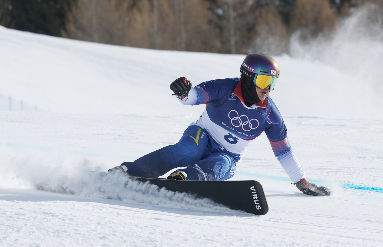 Kim Sang-gyeom competes in the men's parallel giant slalom at the Milan-Cortina Winter Olympics, Monday. (Yonhap)