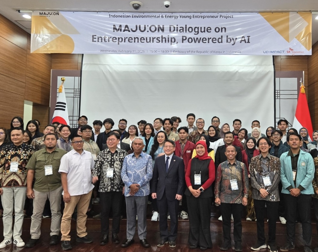 Key figures, including Son Dong-geun, president director of SK Innovation E&S (first row, fourth from left); Umar Ali Lessy, special advisor to the Minister of Energy and Mineral Resources (front row, fifth from left); Park Soo-deok, deputy chief of The Embassy of the Republic of Korea in Indonesia (front row, fifth from right) pose for a photo at the SK Innovation E&S’ MAJU:ON networking day held at the Embassy of the Republic of Korea in Jakarta, Indonesia on Wednesday. (SK Innovation E&S)