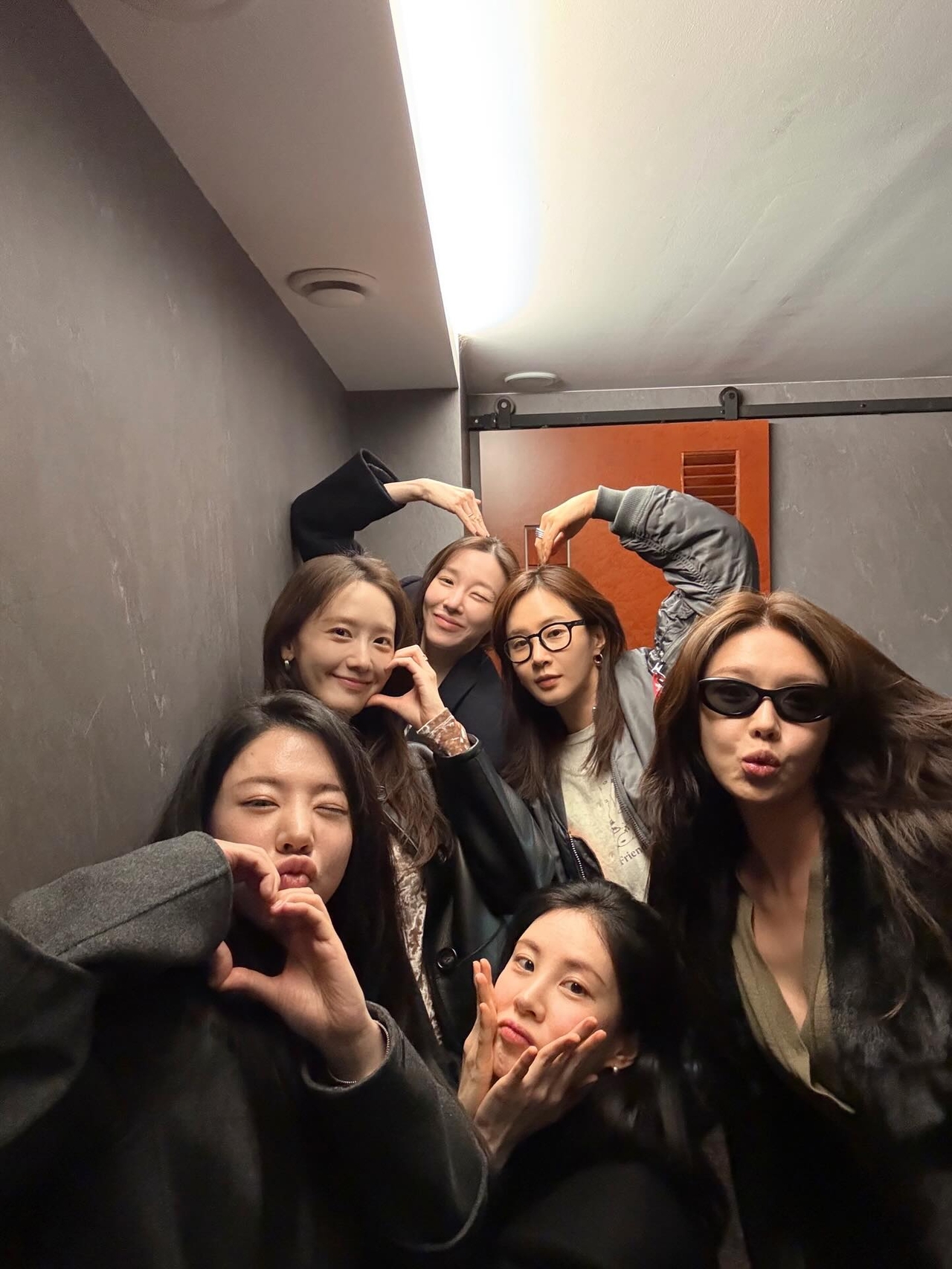 소녀시대, 최수영 생일 축하 위해 모였다..영원히 소녀시대 - 헤럴드뮤즈 (Herald Muse)