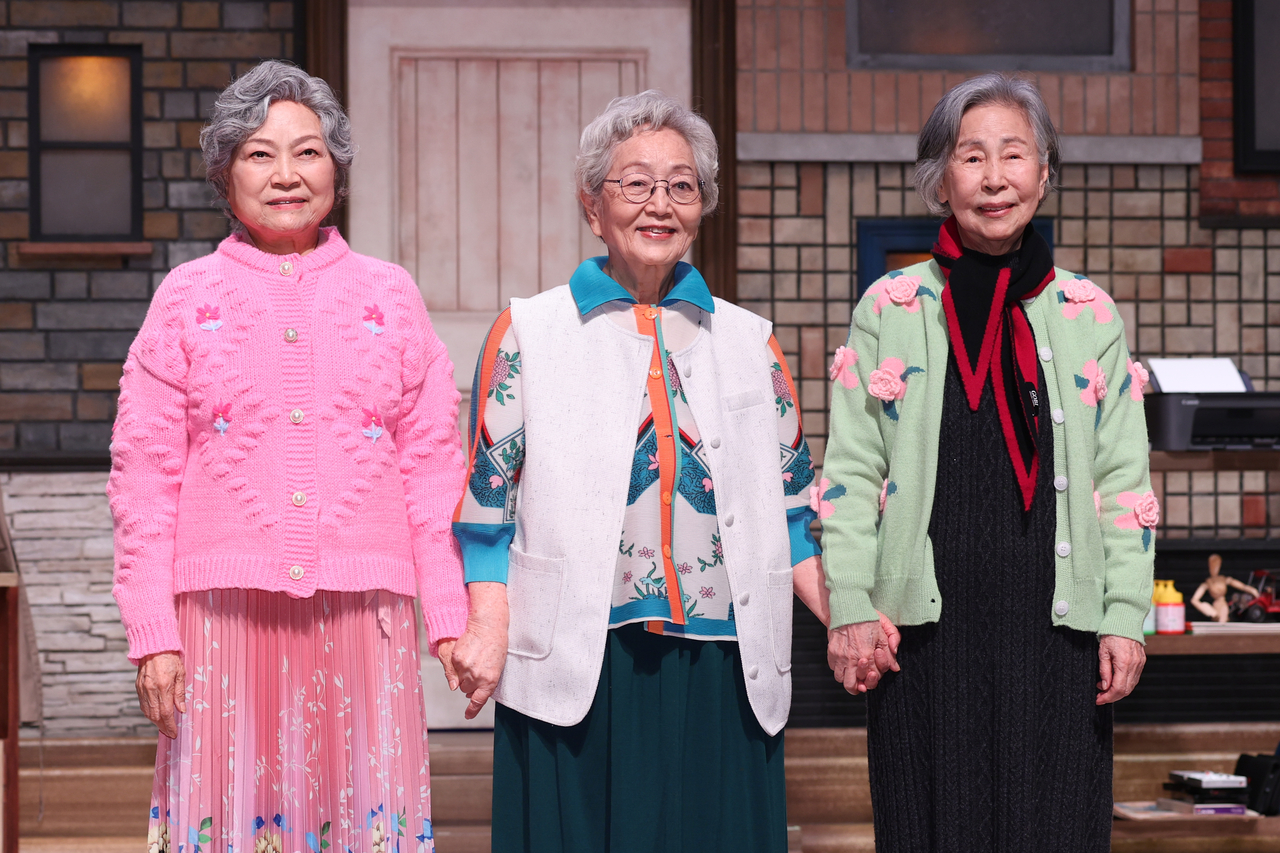 From left, actors Kim Yong-rim, Kim Young-ok and Son Sook pose at a press conference for the play “Dreams of Age” at LG Arts Center in Seoul on Jan. 13. (Yonhap)