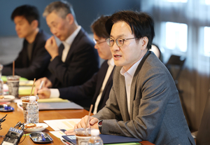 산업부, 내달 온디바이스 AI반도체 공동개발 착수...5년간 1조원 투자 - 뉴스 썸네일 이미지