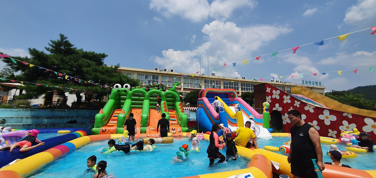 Children enjoy the pool at Gangjuhakgyo Camp, located in Haman, South Gyeongsang Province. (Gangjuhakgyo Camp)