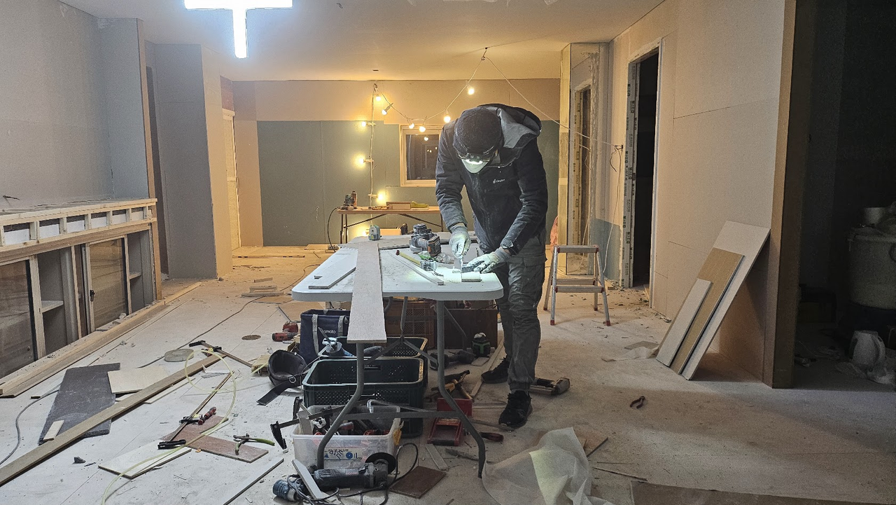 Jeong Joo-won rennovates the former campus of Gwandong Elementary School to build living quarters for his family. (Gangjuhakgyo Camp)