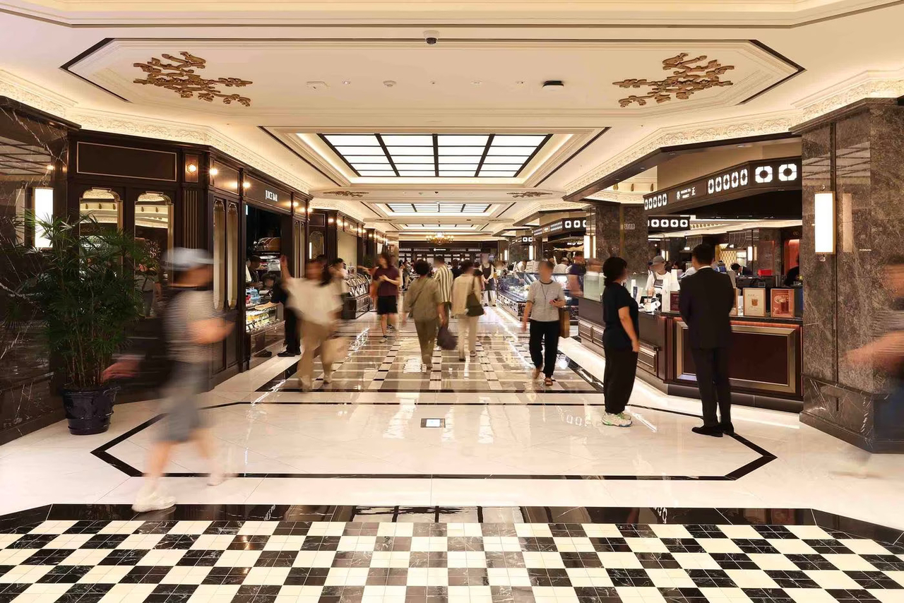 Shoppers inside Shinsegae’s Gangnam department store (Shinsegae)