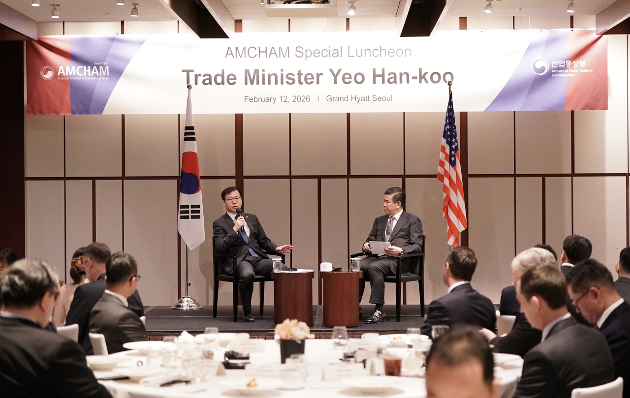 Korea's Trade Minister Yeo Han-koo (left) talks with AmCham Chairman and CEO James Kim during a luncheon meeting at Grand Hyatt Seoul on Thursday. (The American Chamber of Commerce in Korea)