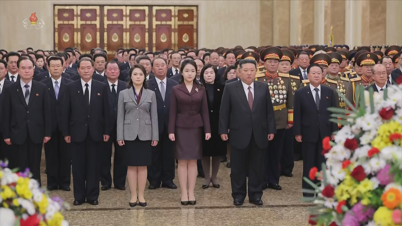 Kim Jong-un (fifth from left, front) is seen with his daugter Ju-ae (fourth from left, front) during their visit to Kumsusan mausoleum on Jan. 2. (Korean Central Television)