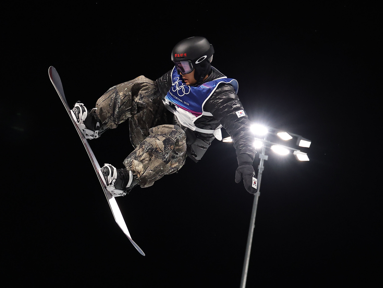 South Korean snowboarder Lee Chae-un competes in the men's halfpipe qualification on Wednesday. (Yonhap)