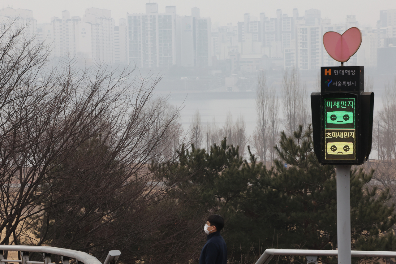 An electronic display in Mapo-gu, Seoul, shows ultrafine dust levels at “bad” on Wednesday. (Newsis)