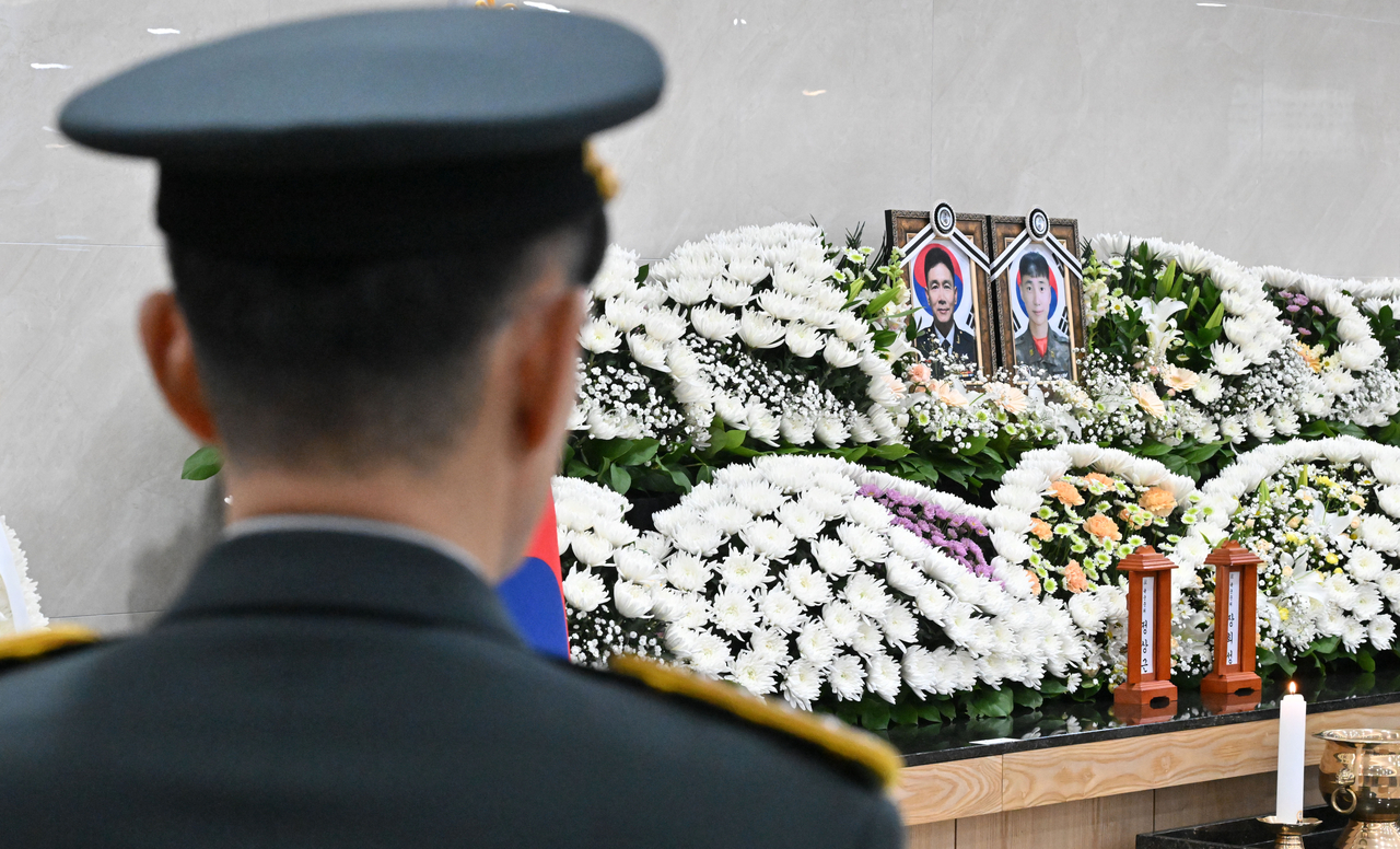 A funeral ceremony for Warrant Officers Jang Hee-sung and Jeong Sang-geun, who were killed in a Cobra helicopter crash, is held at the Armed Forces Capital Hospital funeral hall in Seongnam, Gyeonggi Province, on Thursday.  (Yonhap)