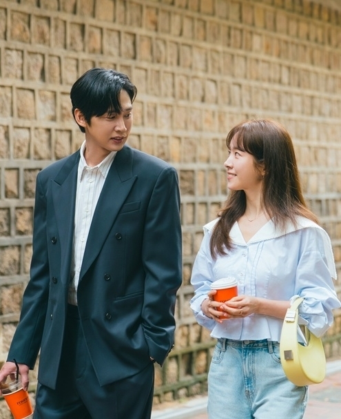 "The Practical Guide to Love," starring Park Sung-hoon (left) and Han Ji-min (SLL)