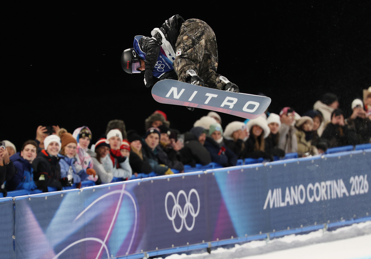 South Korean snowboarder Lee Chae-un competes in the men's halfpipe qualification on Wednesday. (Yonhap)