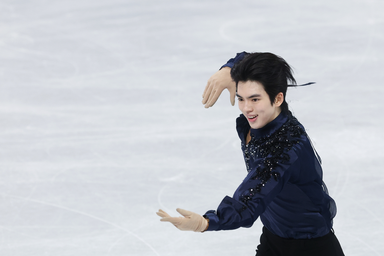 Cha Jun-hwan of South Korea performs his short program in the men's singles figure skating competition at the Winter Olympics at Milano Ice Skating Arena in Milan on Tuesday. (Yonhap)