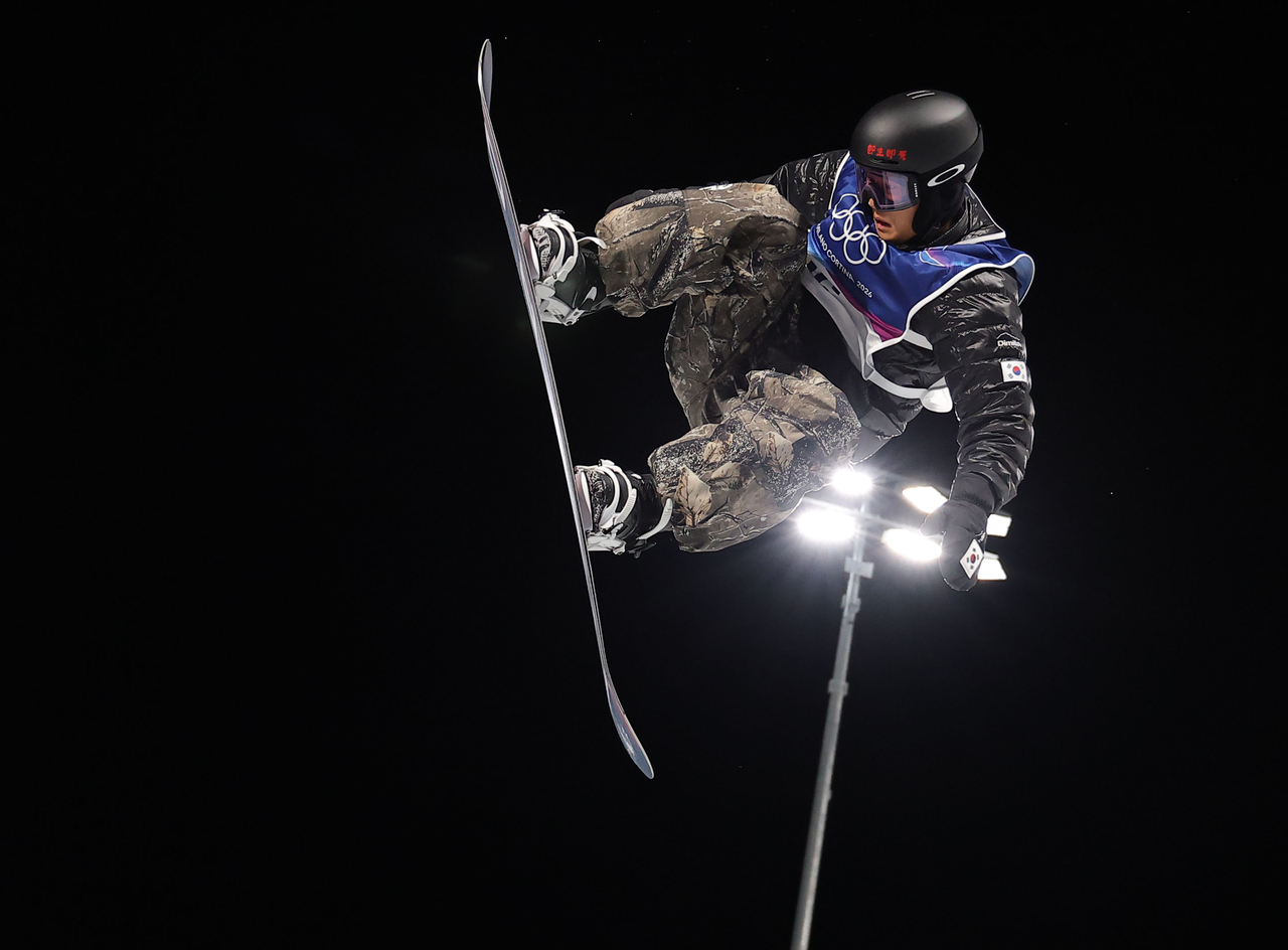 Lee Chaeun of South Korea competes in the men's halfpipe qualification at the Winter Olympics at Livigno Snow Park in Livigno, Italy, on Wednesday. (Yonhap)