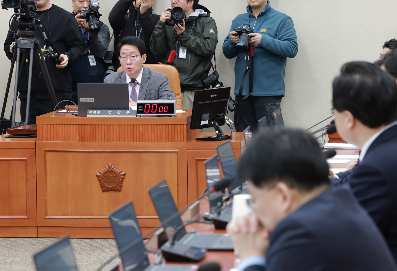 Rep. Kim Sang-hoon (left) of the People Power Party, chair of the National Assembly’s special committee on the US investment cooperation bill, speaks during the panel’s first plenary meeting, in Seoul, Thursday. (Yonhap)