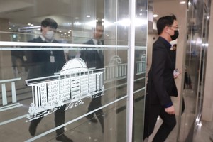 Police raid National Assembly, other offices in probe into 2024 knife attack on Lee