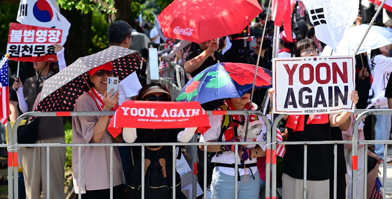 Supporters of former President Yoon Suk Yeol protest outside a detention center in Gyeonggi Province on Aug. 1, 2025, as a special counsel team moves to execute an arrest warrant against him. (Lee Sang-sub/The Korea Herald)