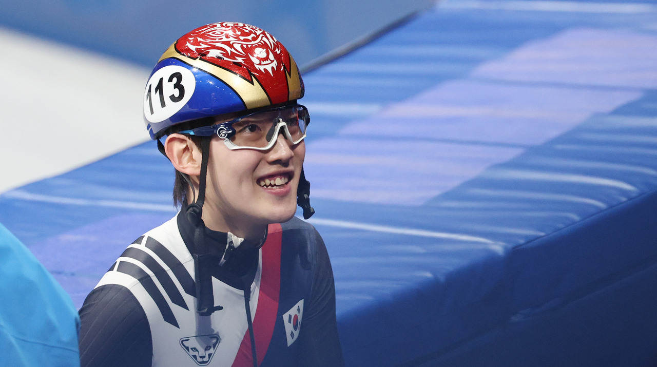 Rim Jong-un of South Korea celebrates after winning the bronze medal in the men's 1,000-meter short track speed skating event at the Winter Olympics at Milano Ice Skating Arena in Milan on Thursday. (Yonhap)